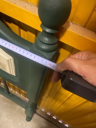 Dos cabeceros de cama y una estantería