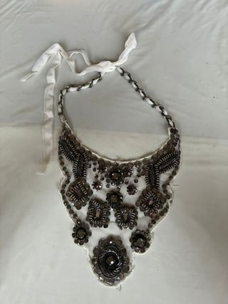 Collar de encaje plateado con cuentas