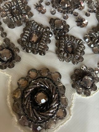 Collar de encaje plateado con cuentas