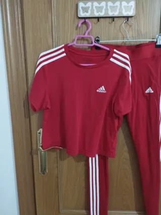 Conjunto Adidas camiseta y mallas rojo