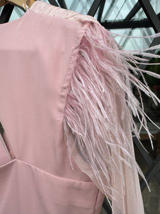 Vestido rosa palo boda civil con plumas