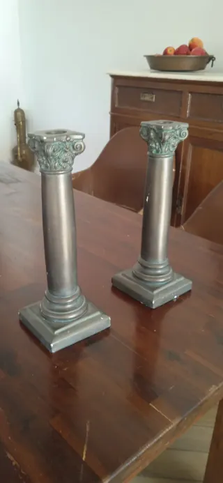 Coppia di colonne corinzie. Candelieri 