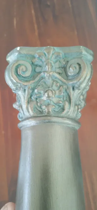 Coppia di colonne corinzie. Candelieri 