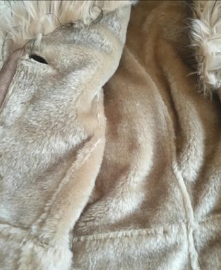 Abrigo suave con cuello de pelo