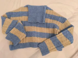 Jersey cuello alto rayas beige y azul