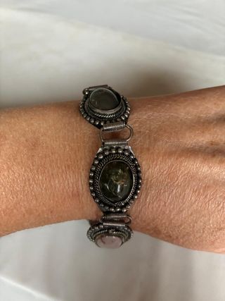 Pulsera  plateada con piedras