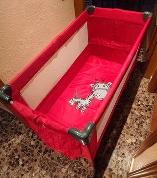 Cuna de viaje roja.