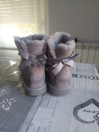 Botas UGG grises con brillos y lazo