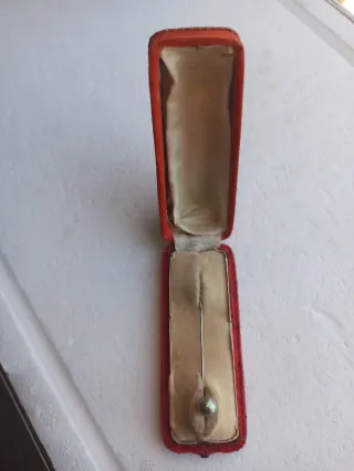 Alfiler vintage de plata c/ perla gris. 