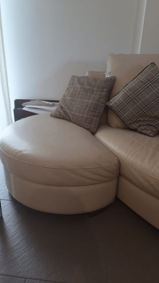 Sofá curvo de piel beige