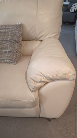 Sofá curvo de piel beige