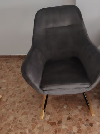 Mecedora de terciopelo gris