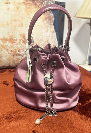 Bolso Tous rosa satinado con cadena