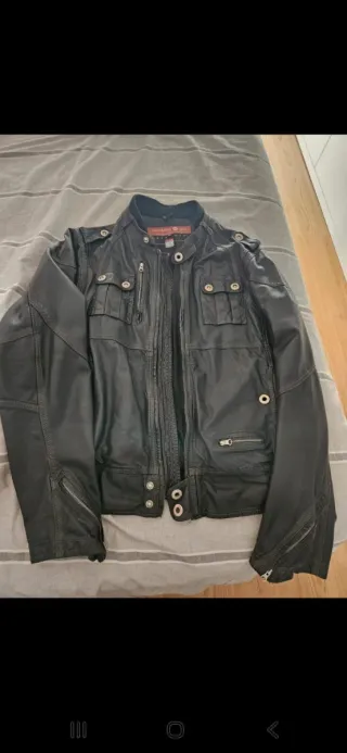 Chaqueta de piel negra 