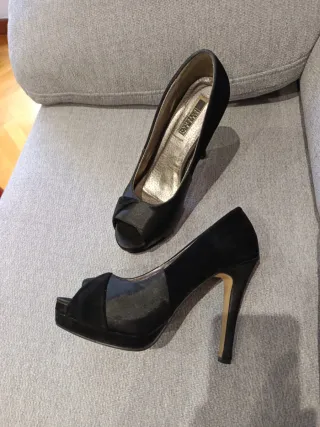 Zapatos tacón plataforma negros un solo uso.