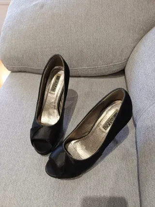 Zapatos tacón plataforma negros un solo uso.