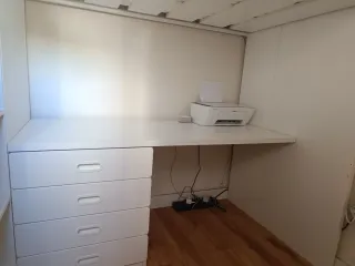 Cama alta IKEA con escritorio y cajonera
