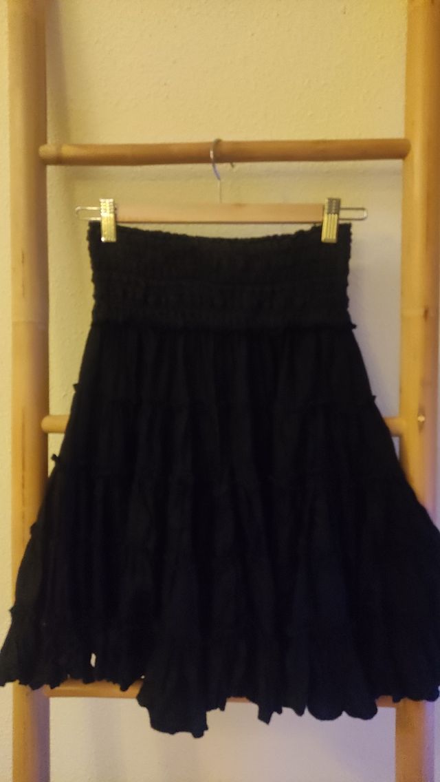 Falda negra volantes corta