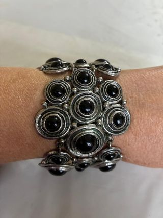 Pulsera plateada con piedras negras