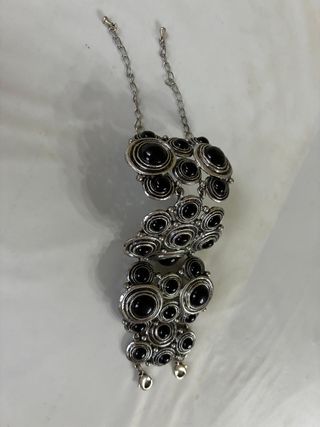 Pulsera plateada con piedras negras