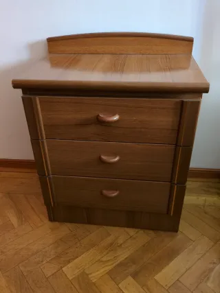 Mesita de noche de madera