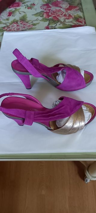 Zapatos de tacón ante y piel dorados y fucsia