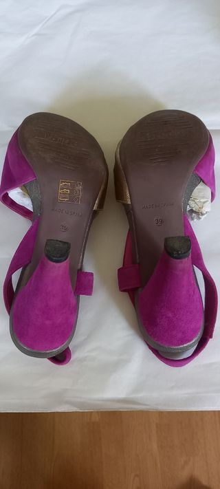 Zapatos de tacón ante y piel dorados y fucsia