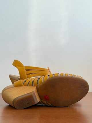 Sandalias cuña Camper cuero mostaza