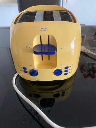 Tostador amarillo marca  Delonghi