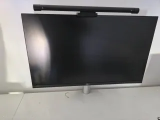 Pantalla Dell 27 con lámpara auxiliar
