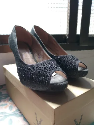 Zapatos negros brillantes elegantes talla 37
