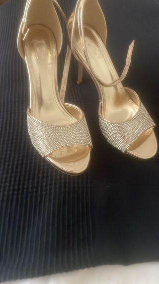 Zapatos de tacón dorados con pedrería
