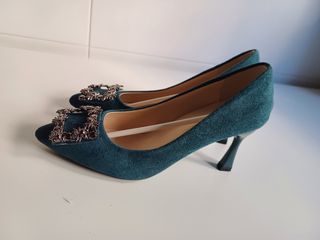 Zapatos elegantes con pedrería