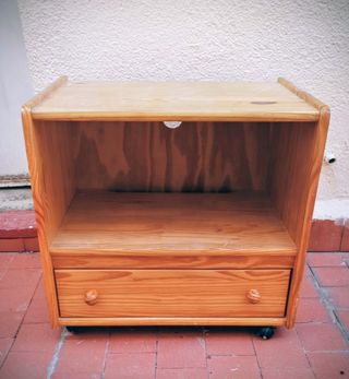 Mesa TV madera maciza con cajón y ruedas