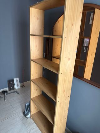 Estantería de madera color beige/marrón