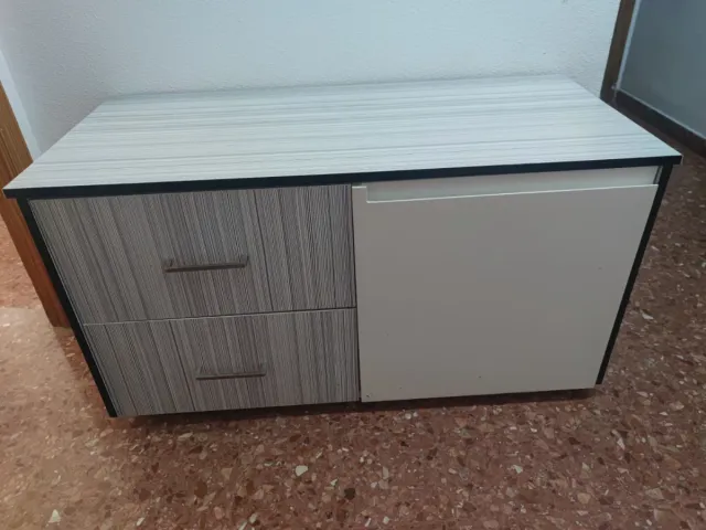 Cajonera de madera gris y blanca