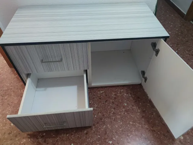 Cajonera de madera gris y blanca