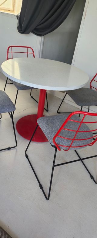 Mesa y 4 Sillas Comedor