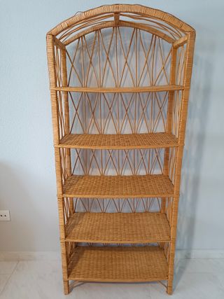 Estantería de mimbre y madera