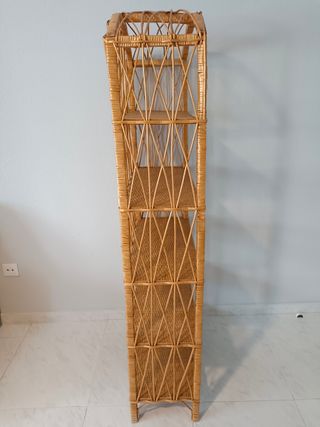 Estantería de mimbre y madera