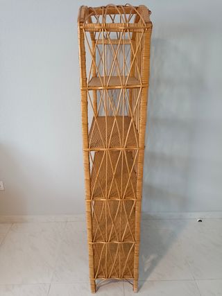 Estantería de mimbre y madera