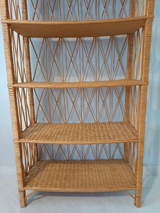 Estantería de mimbre y madera