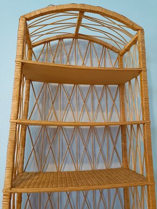 Estantería de mimbre y madera
