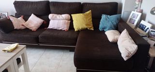 Divano chaise longue marrone a 3-4 posti.