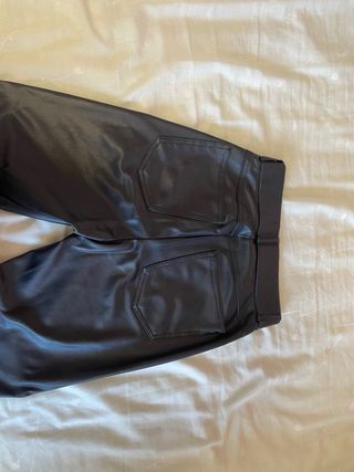 Pantalón efecto piel Zara Talla S