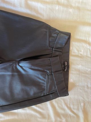 Pantalón efecto piel Zara Talla S