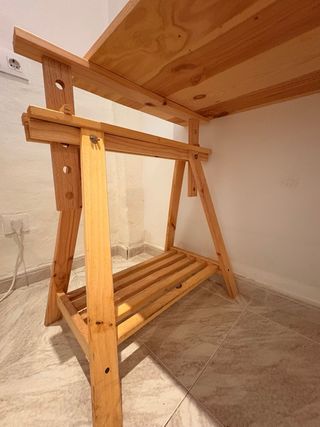 Mesa de madera con caballetes
