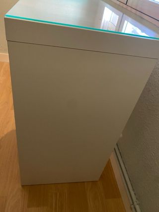 Tocador blanco con cristal sin cajon.