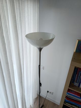 Lámpara de pie IKEA gris y blanca
