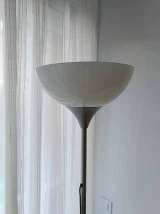 Lámpara de pie IKEA gris y blanca